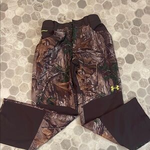 Under armour boys hunting camo pants size M